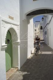 Image du Maroc Professionnelle de  Vue d'une rue de la kasbah d’Asilah, ville au nord-ouest du Maroc à 40 km au sud de Tanger, ancienne fortification Portugaise  construite XVIe siècle, Jeudi 5 Juillet 2012. (Photo / Abdeljalil Bounhar)
